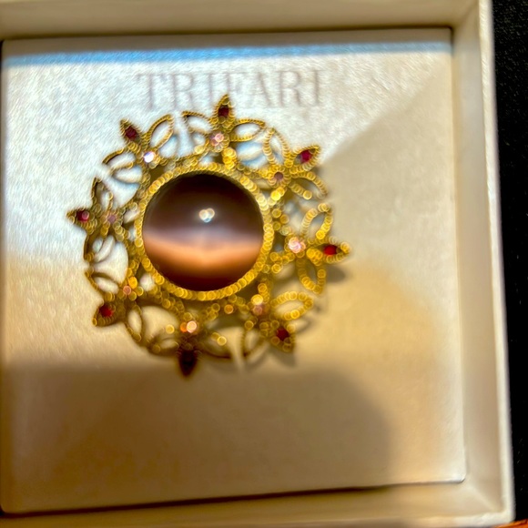 TRIFARI BEAUTIFUL NEW VINTAGE PIN..PURCHASE TWO OR MORE ITEMS I PAY SHIPPING - Picture 1 of 4